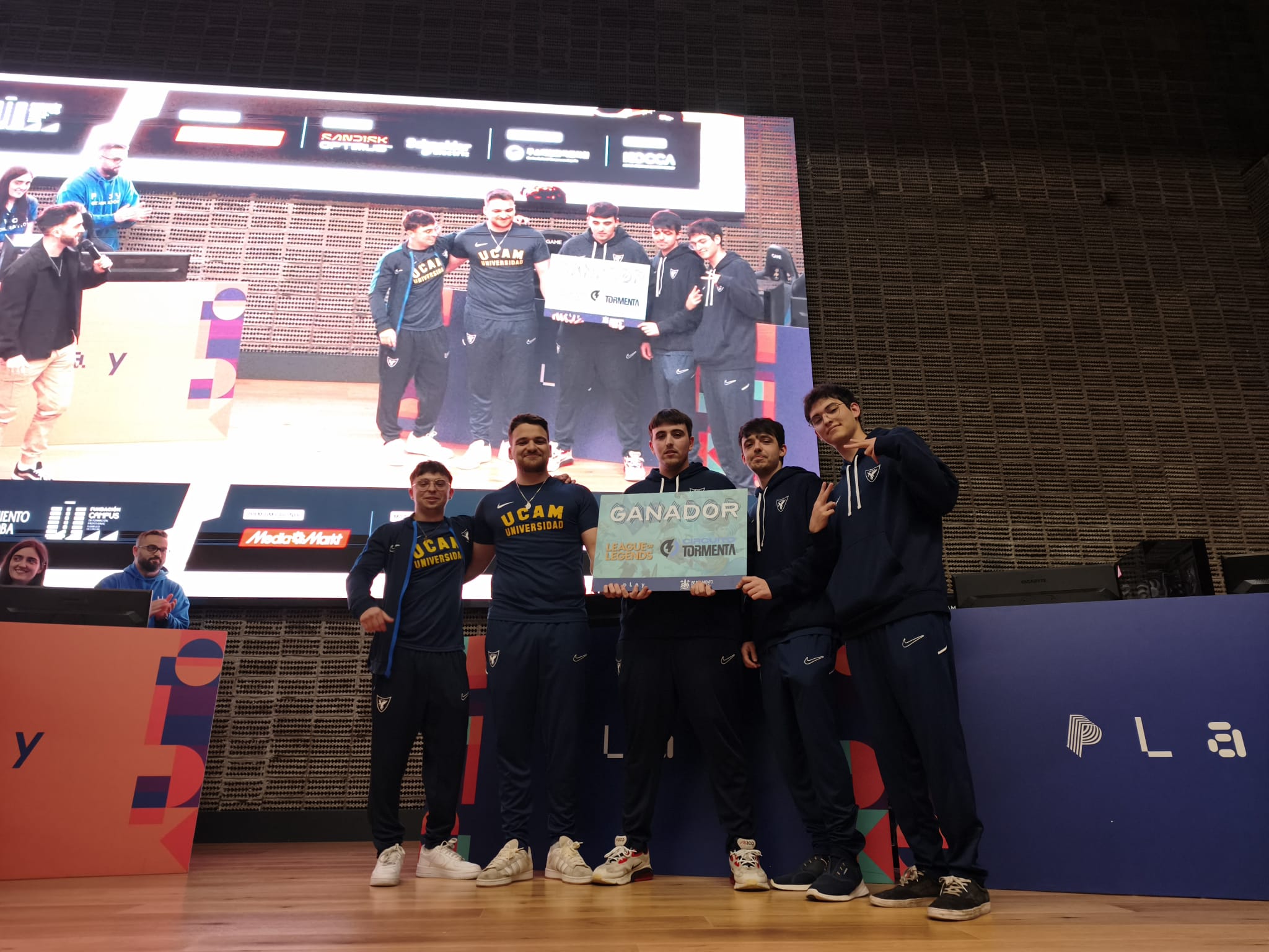 Gromix y UCAM Universidad Esports celebrando un título